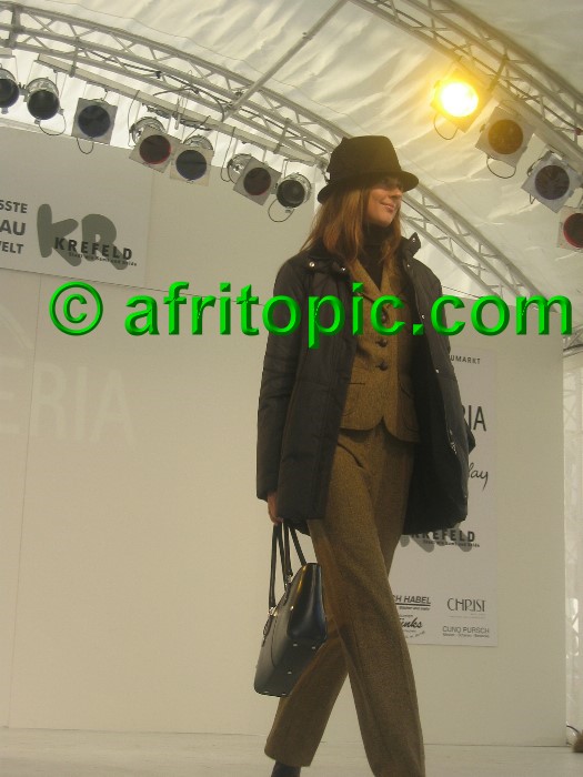 ../Images/Krefeld-Strssenmodenschau-2005 195.jpg